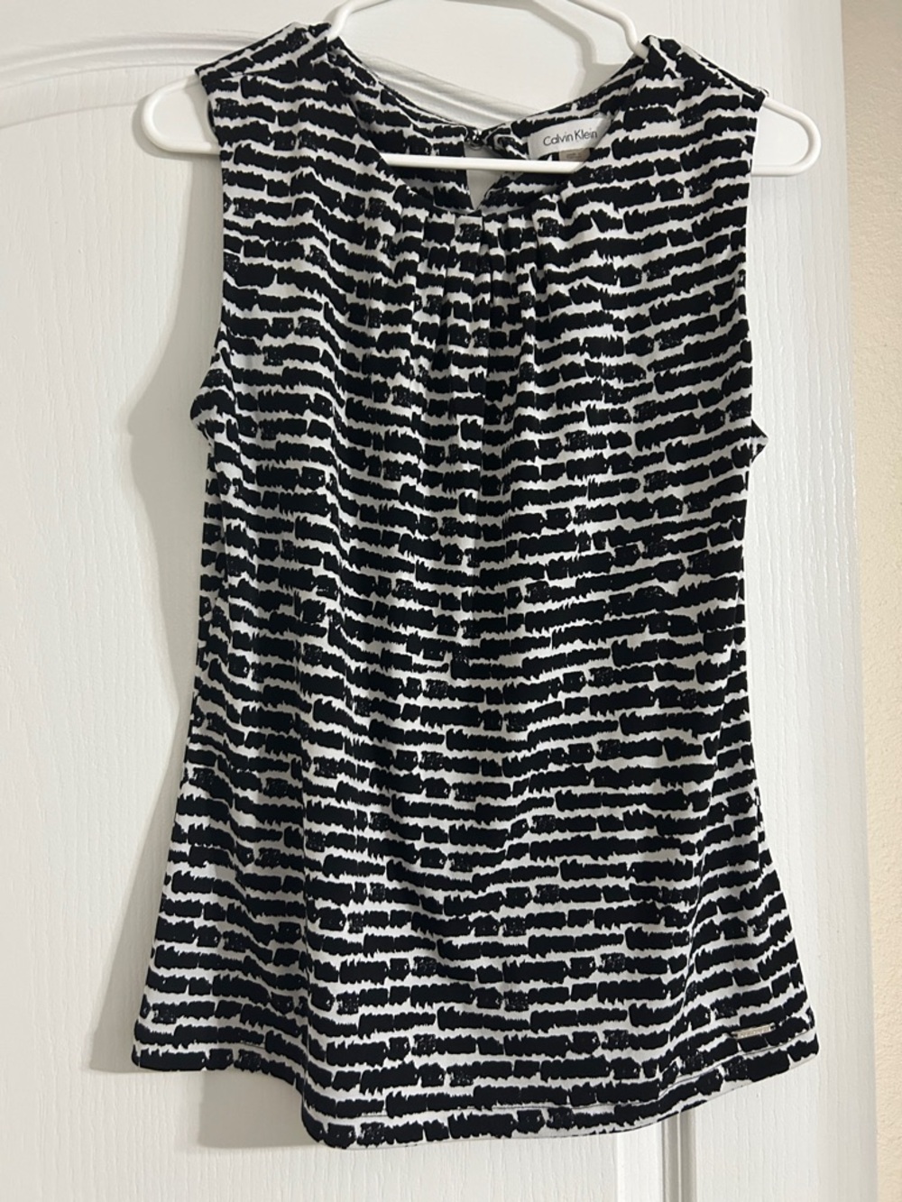Calvin Klein Black & White Sleeveless Patterned Top - Medium